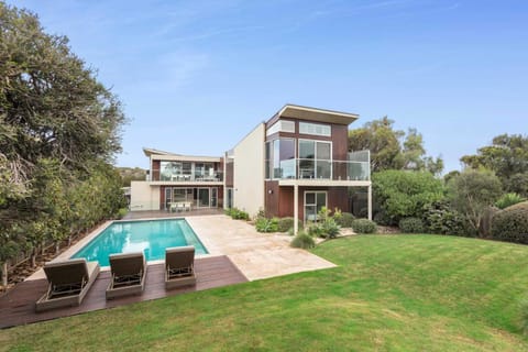 Property building, Swimming pool, sunbed
