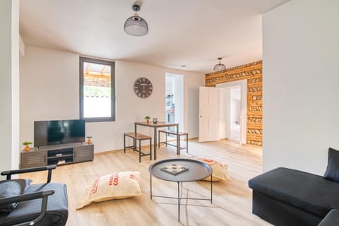 Communal lounge/ TV room, Living room, Dining area, air conditioner