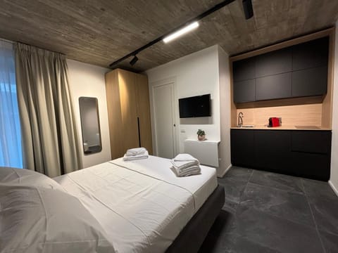 Bed, TV and multimedia, Photo of the whole room, Bedroom, towels, wardrobe, kitchen