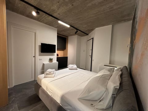 Bed, TV and multimedia, Photo of the whole room, Bedroom, towels, wardrobe