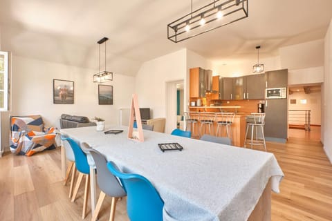 Property building, Kitchen or kitchenette, Living room