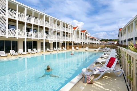 Facade/entrance, Solarium, Swimming pool