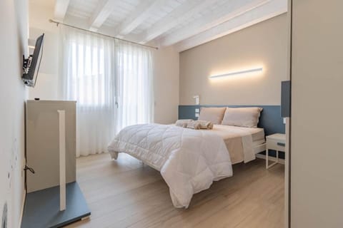 Bed, TV and multimedia, Photo of the whole room, Bedroom, wardrobe