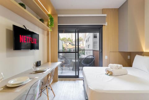 Bed, TV and multimedia, Balcony/Terrace, Photo of the whole room, Dining area, Bedroom, towels