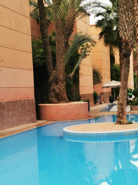 Swimming pool, sunbed