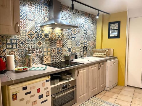 Kitchen or kitchenette, dishwasher, stove