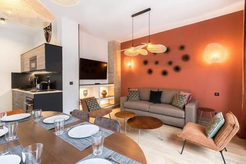 TV and multimedia, Kitchen or kitchenette, Living room, Seating area, Dining area, stove