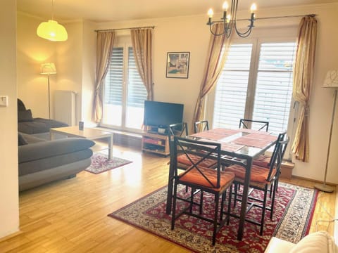 TV and multimedia, Living room, Seating area, Dining area