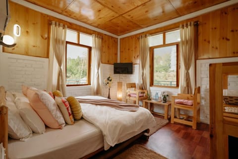 Bed, TV and multimedia, Dining area, Bedroom