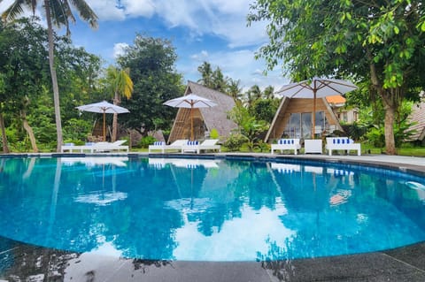 Swimming pool, sunbed