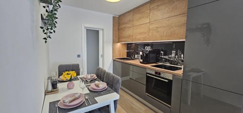 Coffee/tea facilities, Kitchen or kitchenette, Dining area, dishwasher, oven, stove