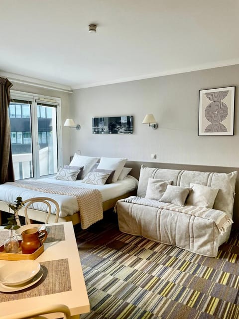Bed, Photo of the whole room, Dining area