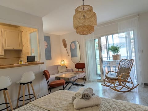 Bed, Living room, Seating area, Dining area