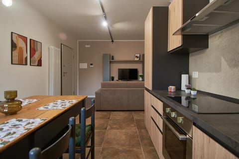 TV and multimedia, Kitchen or kitchenette, Dining area, oven, stove