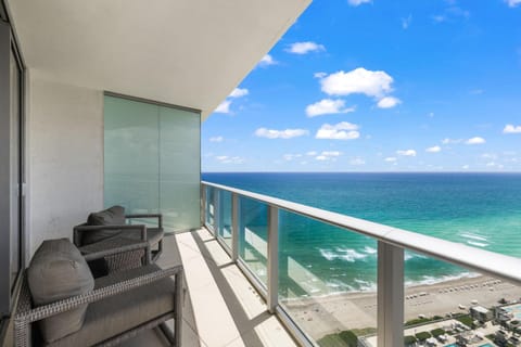 Natural landscape, View (from property/room), Balcony/Terrace, Seating area, Sea view