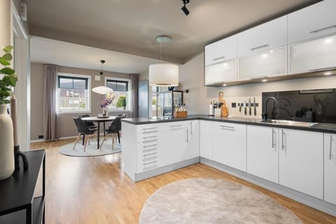 Coffee/tea facilities, Kitchen or kitchenette, Dining area, dishwasher, pet friendly, stove, toaster