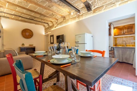 Kitchen or kitchenette, Living room, Seating area, Dining area, stove