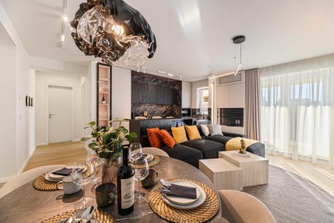 TV and multimedia, Kitchen or kitchenette, Living room, Seating area, Dining area