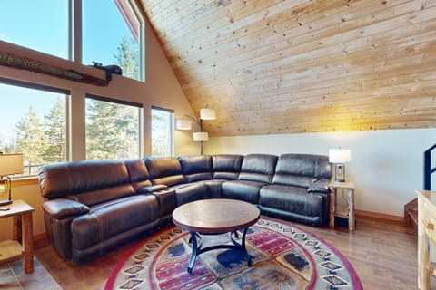 Blacktail Pines House in Lakeside