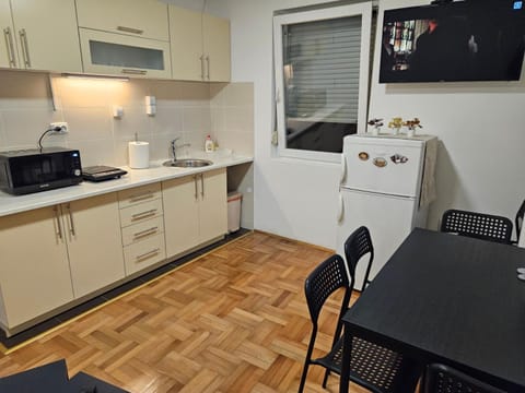 TV and multimedia, Kitchen or kitchenette, Dining area, microwave, stove