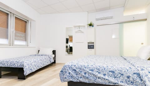 Bed, Photo of the whole room, air conditioner