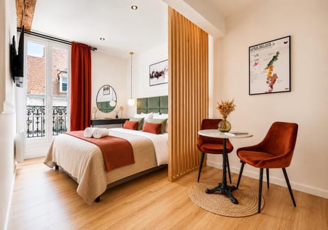 Bed, TV and multimedia, Living room, Photo of the whole room, Seating area, Bedroom, hair dresser