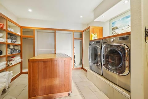 6BR Ridge Retreat on 40 Acres with Epic Panoramic Mtn Views, Sunlit Game Dome, Hot Tub, Private Trails - Designed for Families and Large Groups Villa in Colorado