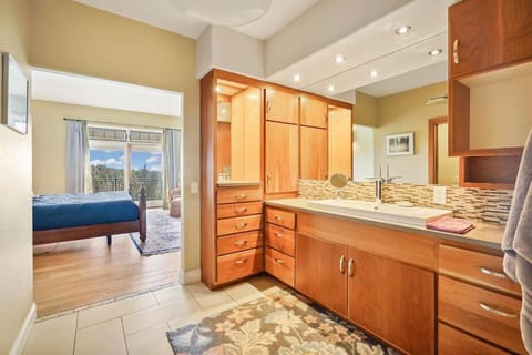 6BR Ridge Retreat on 40 Acres with Epic Panoramic Mtn Views, Sunlit Game Dome, Hot Tub, Private Trails - Designed for Families and Large Groups Villa in Colorado