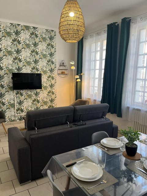 TV and multimedia, Seating area, Dining area