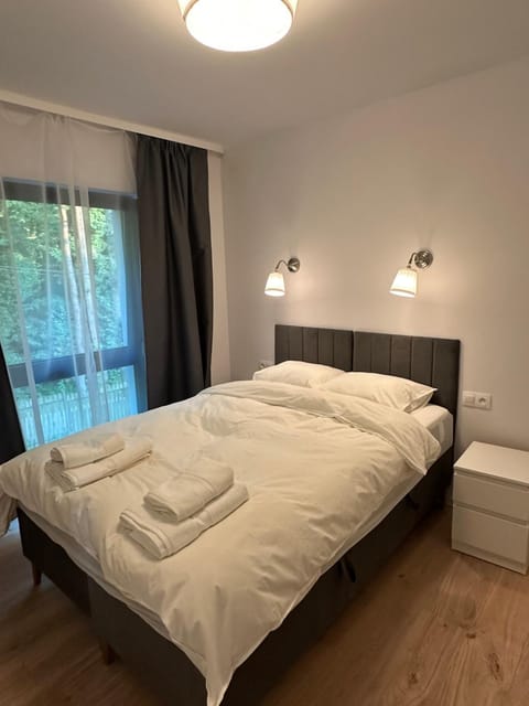 Bed, Bedroom, towels