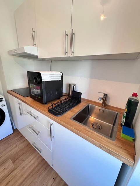 Coffee/tea facilities, Kitchen or kitchenette, stove