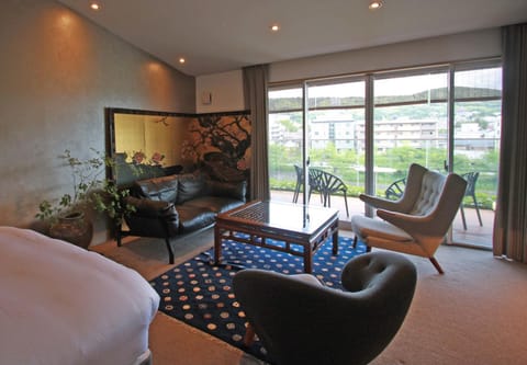 Photo of the whole room, River view