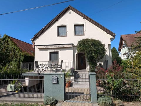 Property building, Summer, Garden, Balcony/Terrace