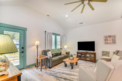 1 Mi to Dtwn Manteo Dog-Friendly Home with Deck House in Roanoke Island