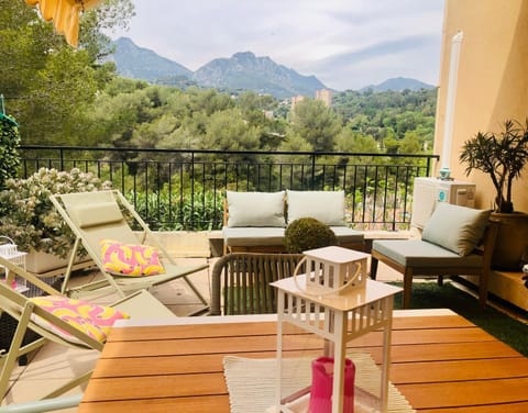 View (from property/room), Balcony/Terrace, Mountain view, sunbed