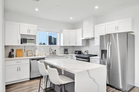 Fresh & New Downtown LA Condo! House in Echo Park