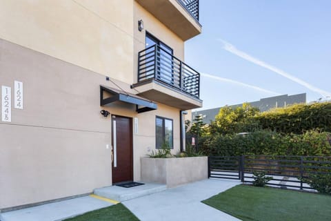 Fresh & New Downtown LA Condo! House in Echo Park