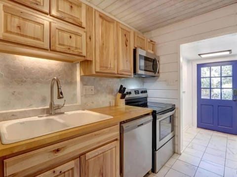 4 Minute Walk To North Beach! Classic Cottage! House in Tybee Island