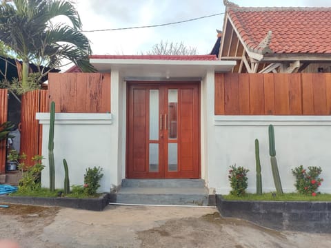 Property building, Facade/entrance, Off site, Day