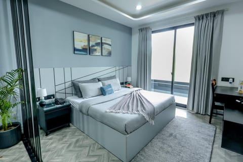 Bed, TV and multimedia, Living room, Photo of the whole room, Seating area, Bedroom