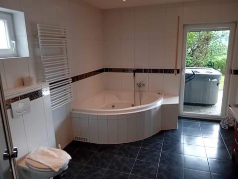 Bathroom, Bath, towels, dryer