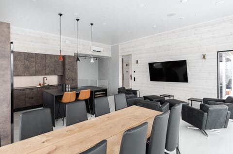 TV and multimedia, Kitchen or kitchenette, Living room, Seating area, Dining area