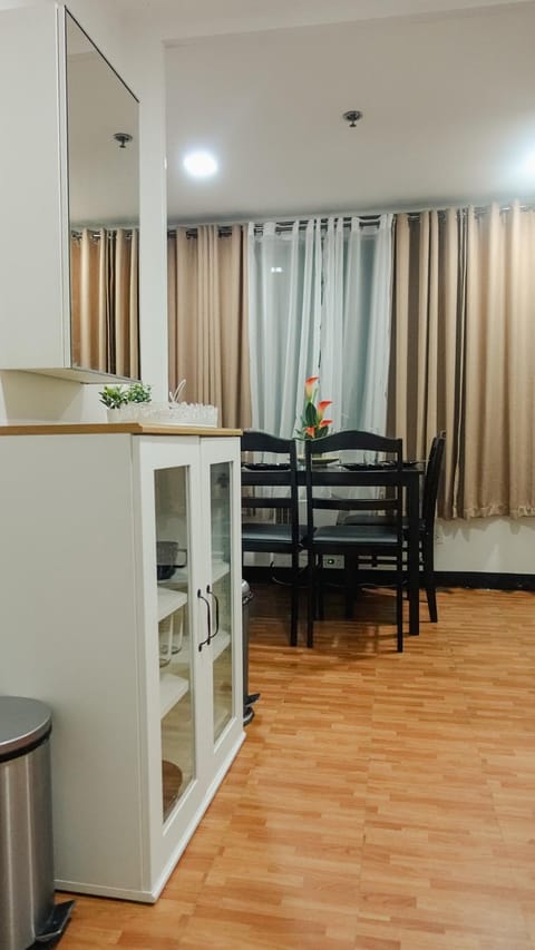 Kitchen or kitchenette, Seating area, Dining area