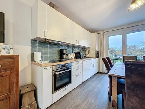 Coffee/tea facilities, Kitchen or kitchenette, Dining area, dishwasher, oven, stove