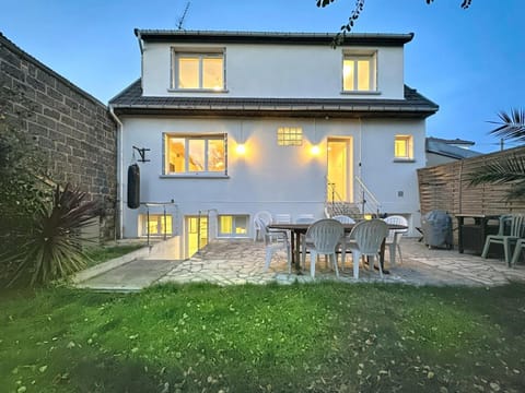 Large house with garden and parking, near metro House in Saint-Denis, France