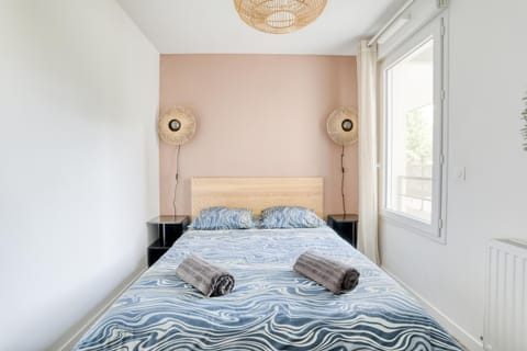 Bed, Bedroom, towels