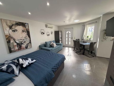 Bed, Seating area, Dining area, air conditioner