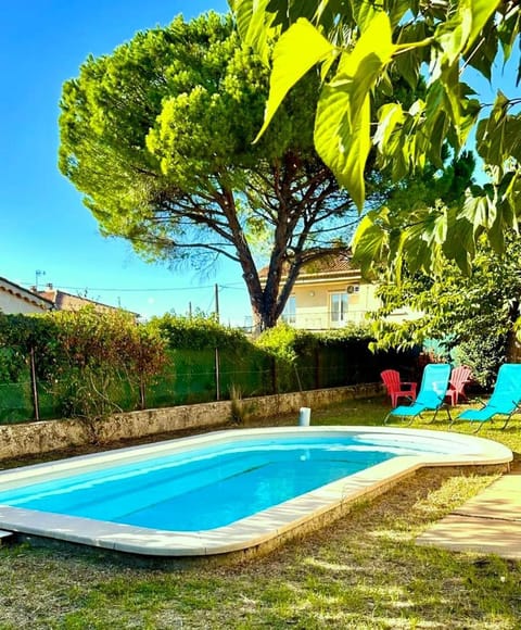 Swimming pool, sunbed