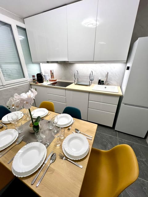 Kitchen or kitchenette, Dining area, Communal kitchen, stove