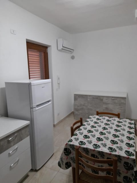 Kitchen or kitchenette, Dining area, air conditioner